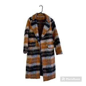 Beautiful coat, never worn.  Quality, quilted lining.  Still has tag